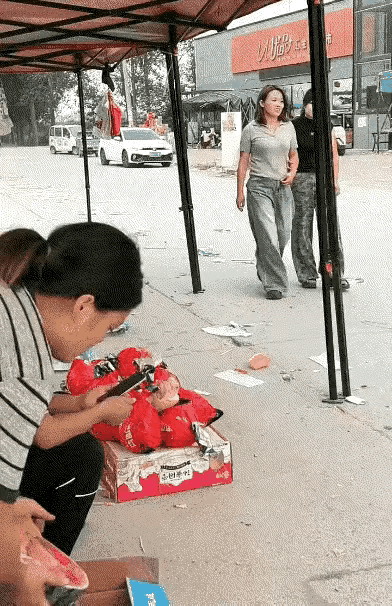 老板娘都笑了，
摔了一跤，
怀孕了？