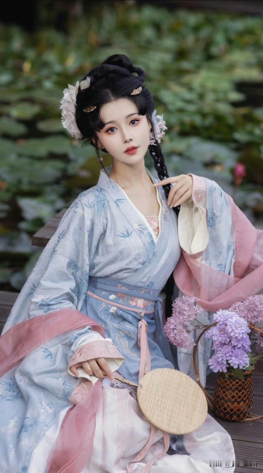 古风少女，湖畔悠然，花影摇曳，梦回千年。
