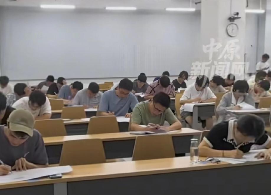 你们相信吗？
公务员考试第一名竟然落选了
近日，徐女士说道:“我家儿子报考岗位笔