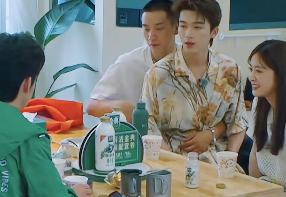 #王子奇抱着王星越坐#王子奇和王星越关系真好！在桃花坞里无时无刻不在一起，像个连