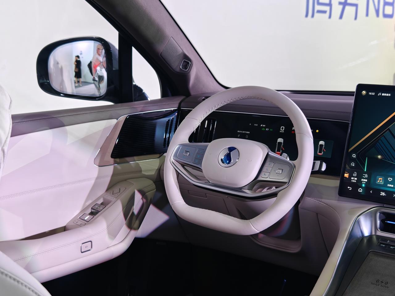 腾势N8L还配备了易三方、2.0T超级混动以及云辇A个天神之眼B，驾驶操控和智能