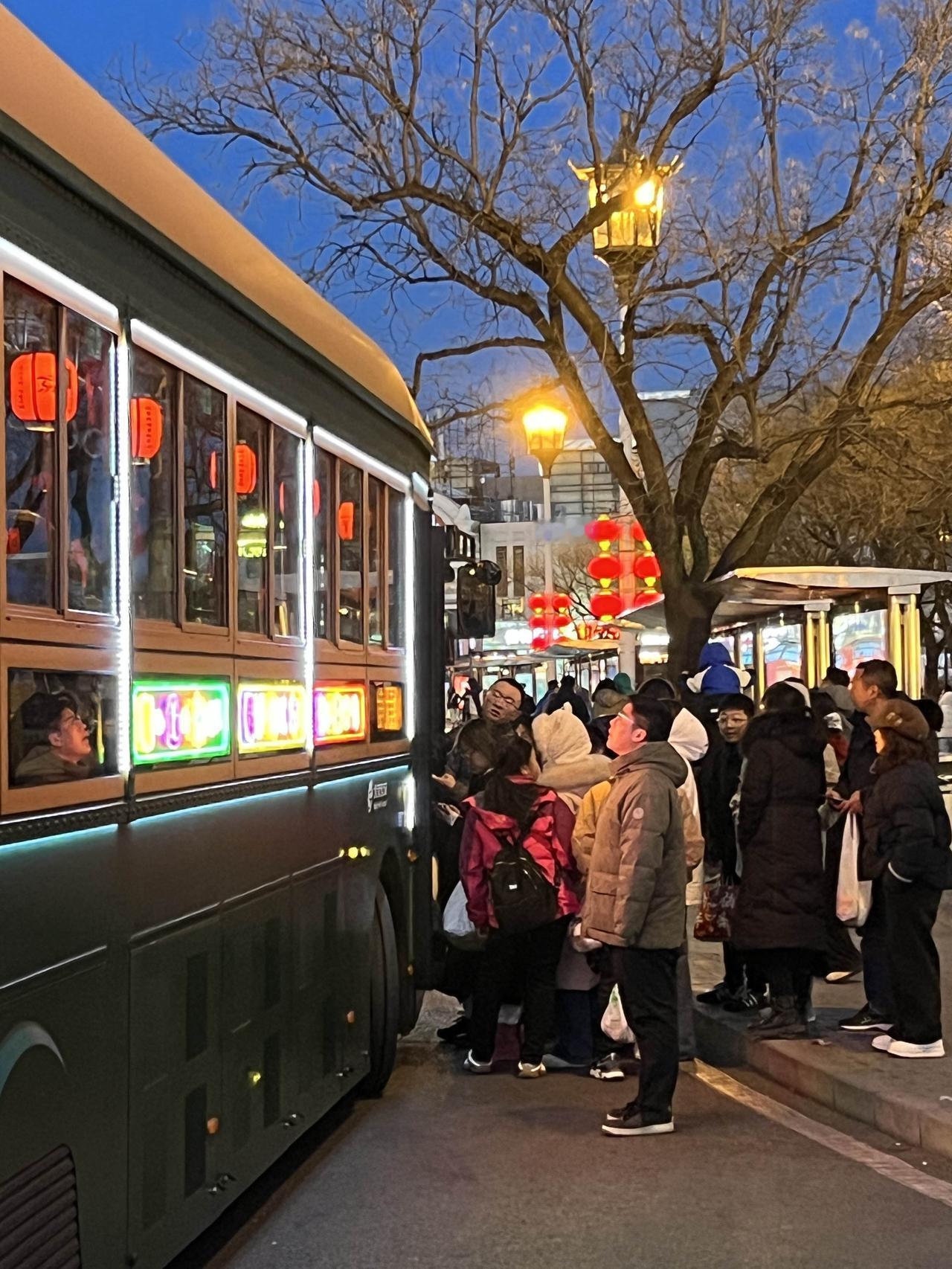 北京的大街多为南北或东西走向，前门大街却是呈Y字形，在中轴线上绝无仅有。老北京俗