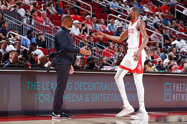 火箭主帅乌度卡接受了媒体采访谈到杜兰特，乌度卡表示：“当比赛进展不像之前那么顺利