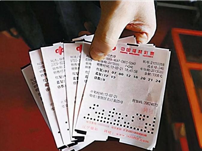 这就是人性！山东济宁60岁大爷，中了605万彩票大奖，为防赌棍儿子，让女儿代领彩