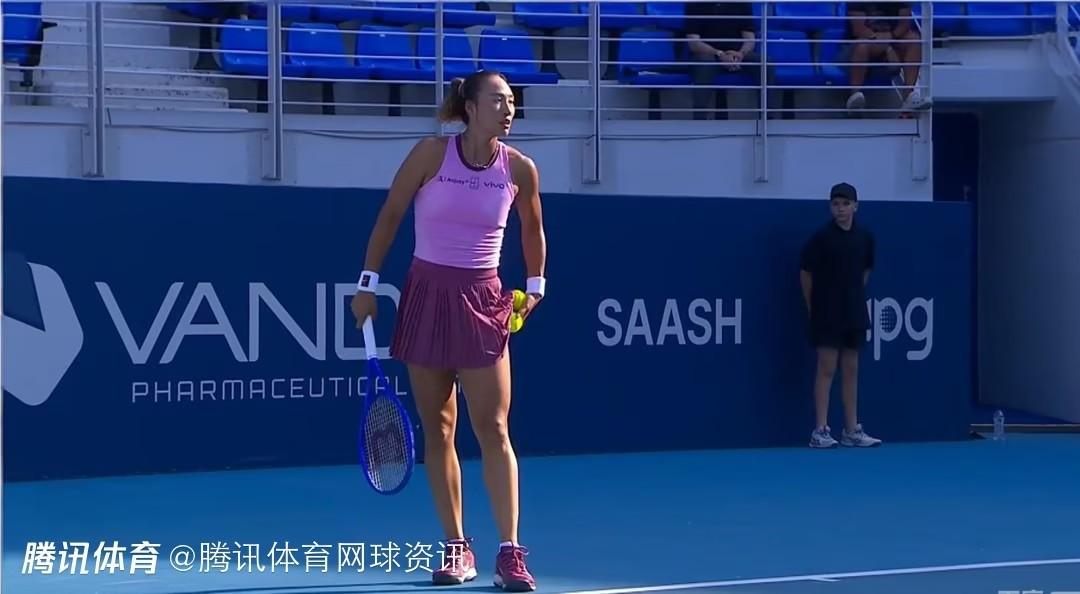 昨晚，WTA250雅典站1/16决赛结束了一场比赛：
郑钦文以2-0击败马内罗（