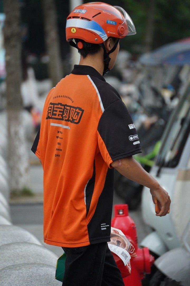 橙色工服被穿得虎虎生风 