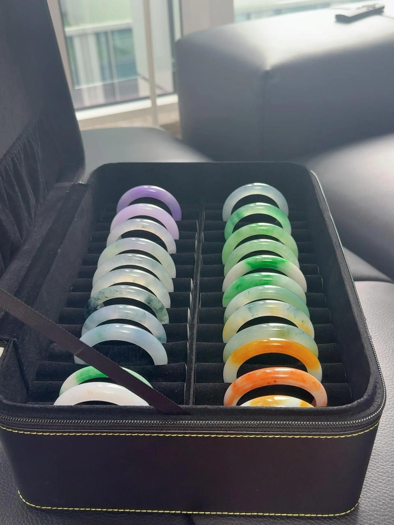 什么样的翡翠才是好翡翠?实操干货，小白也能秒变老司机】
1.预算有限：冲冰种小精