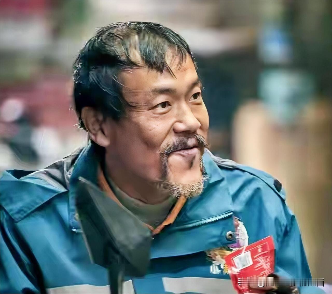 这一位胡子拉碴的男演员，没有一点点明星偶像包袱，从来都是很低调的，演技又好，能认