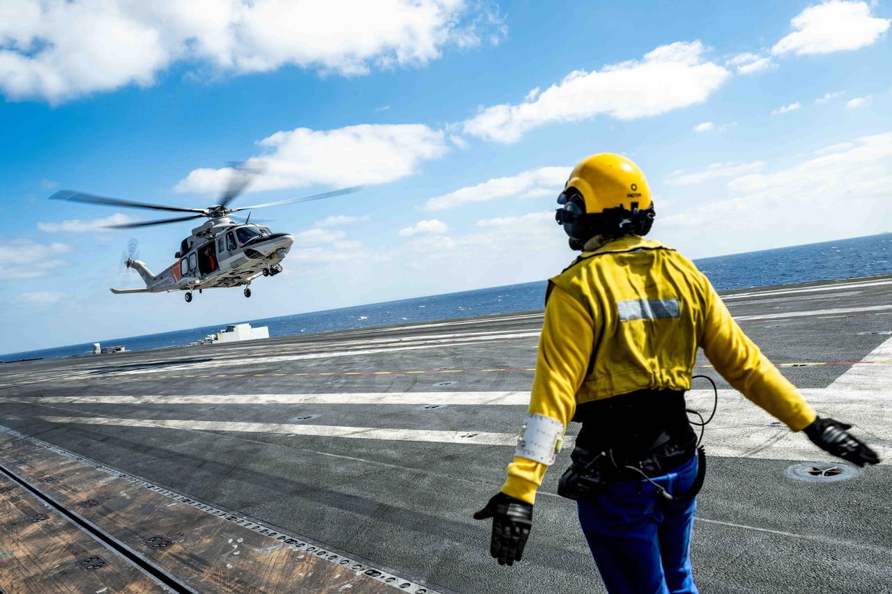 近日，法国“戴高乐”号航母在东地中海执行任务期间，与希腊空军一架AW139搜救直