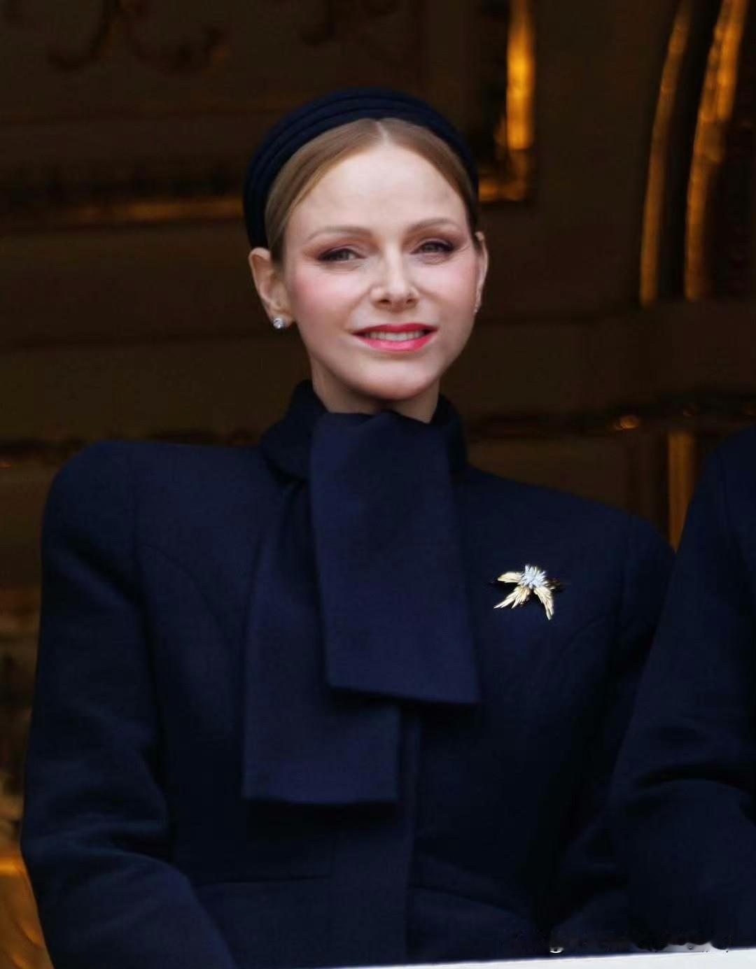 阿尔贝亲王和夏琳王妃出席圣德沃特节弥撒，在教堂出席活动！夏琳的颜值越来越高了[呲