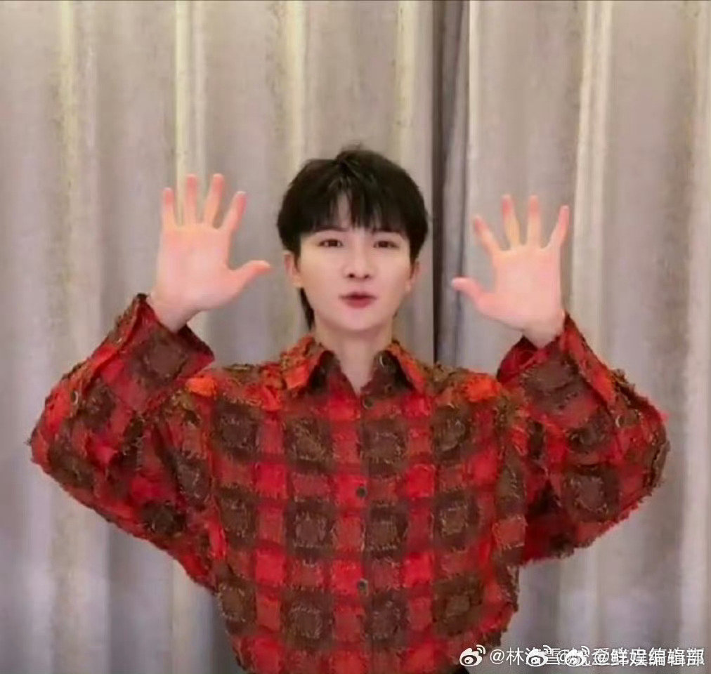 周深酒红格子衬衫look周深已到最佳赏味期音乐缘计划 音乐缘计划3工作花絮上新，
