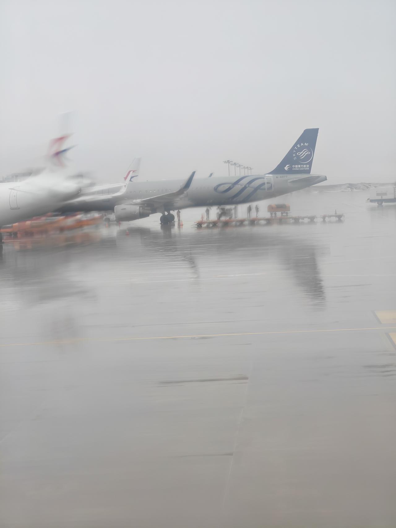 每月的基本消费情况如下：
理发：15元
烟酒：600元
车辆加油：200元（基本