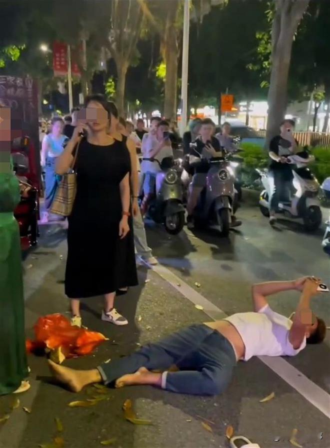 “这不是无赖吗”？广西南宁，游客在街边摊买了一个18斤重的榴莲，复秤后发现，榴莲