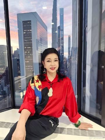 刘晓庆 就不死  看起来真的蛮年轻的 