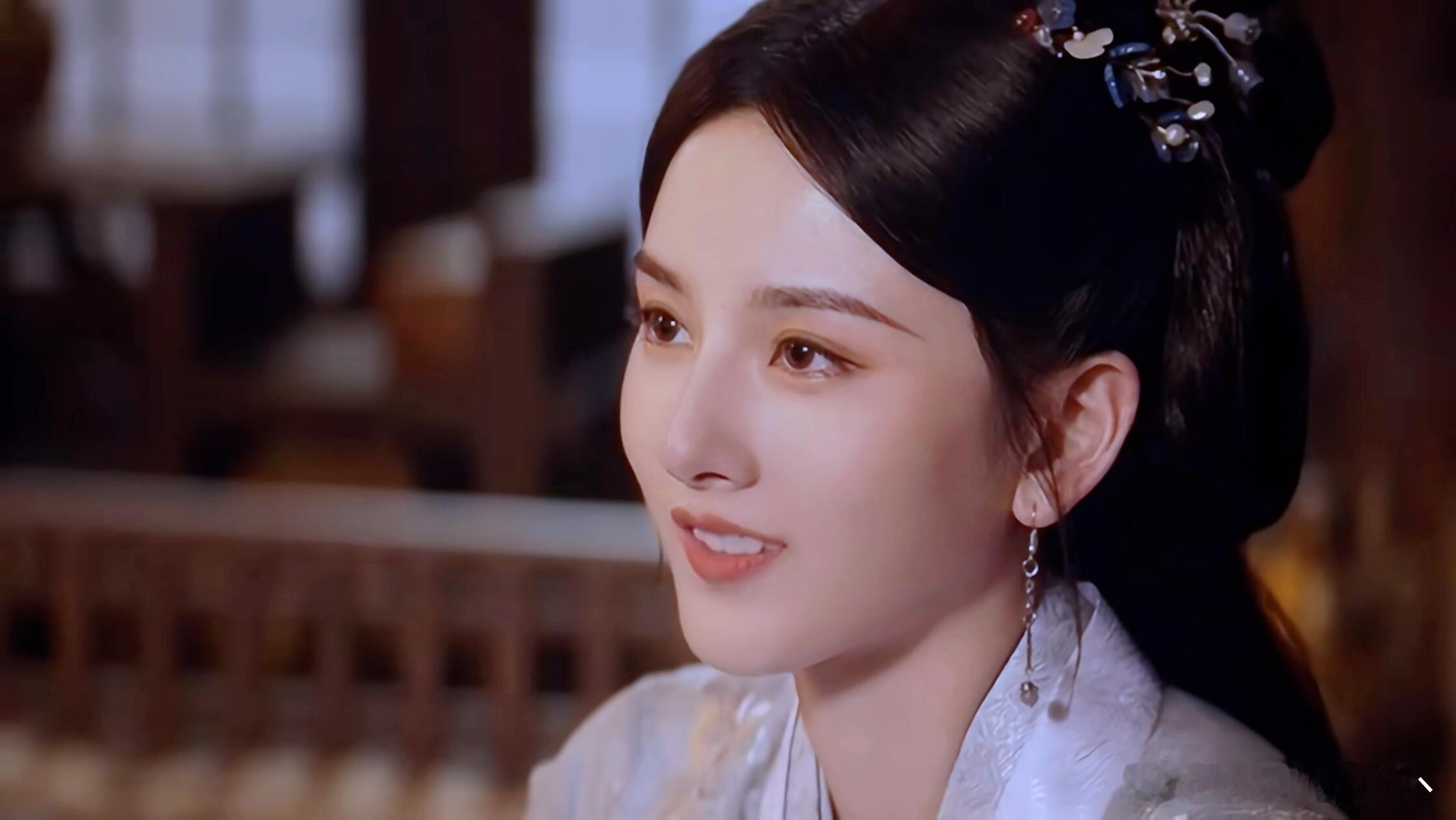 天选小乔，娇媚百态，妆造加分，质感也拉满，每一帧都可以当壁纸的程度。宋祖儿