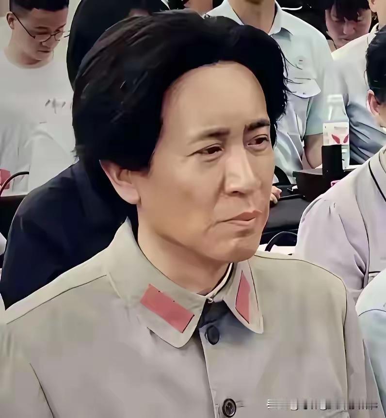 于和伟新角色引热议！饰演毛主席亮相，一身笔挺红军军服利落干练，标志性未戴帽造型直