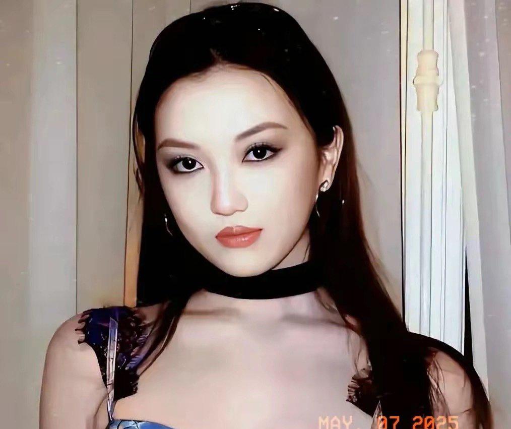 李嫣兔唇修复成功了，恢复自信
18岁蜕变成美少女，长得像李亚鹏，
气质很像王菲，