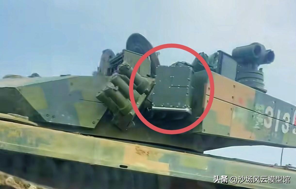 96A车顶抓拍，GL-6主动防御系统，毫米波相控阵雷达愈发清晰可见。中期小改带来