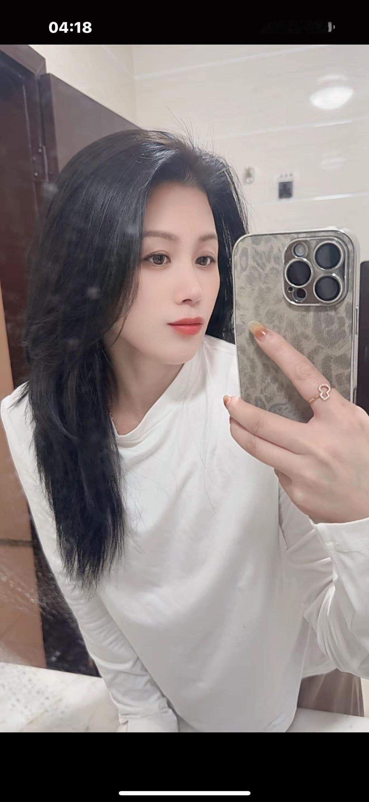 下班，花了一个小时，自己给自己染了个发。