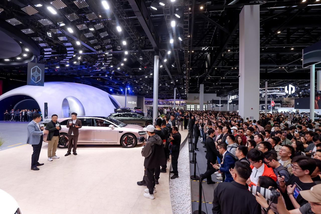 北京车展鸿蒙智行直播秀实力，五界同框亮相
2026北京国际车展如期举办，展馆内各