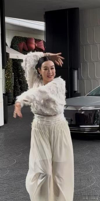 偶遇钟丽缇练舞 钟丽缇跳舞跳的真的还是挺不错的呀，咱们姐姐之前肯定也是练过的！非