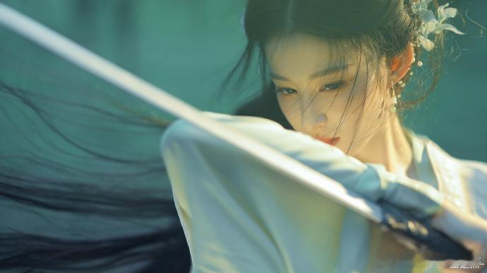 #王楚然仙侠文女主有脸了##王楚然执剑#王楚然一身素衣古装，执剑入梦来！眼神凌冽