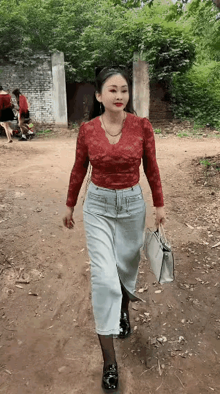 自己划伤自己了吗，男贼把女子吓得不清，瞅瞅啥情况！
