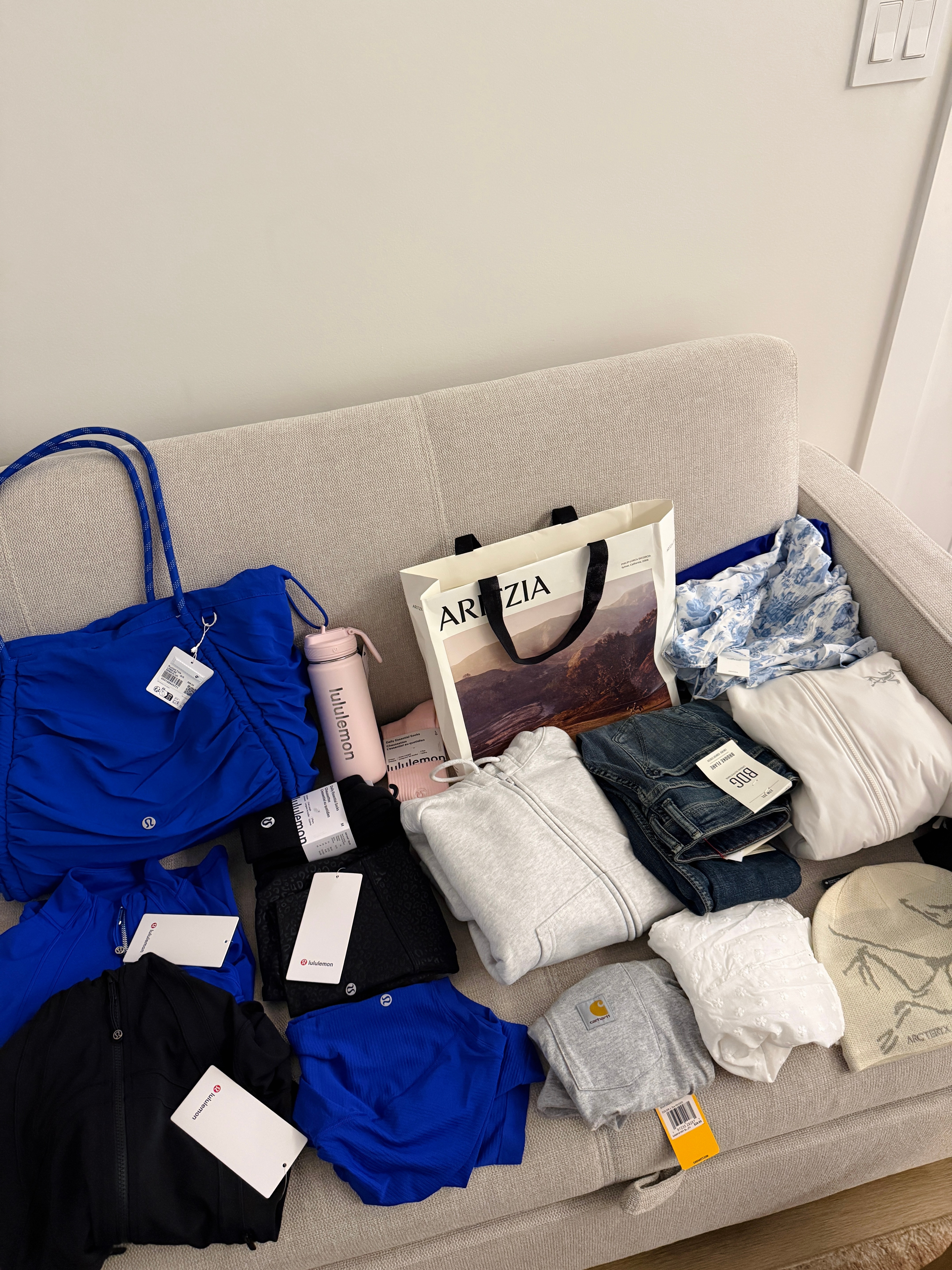 加拿大真的太好买了，这些都是加拿大本土牌子，lulu、鸟、aritzia，用美金