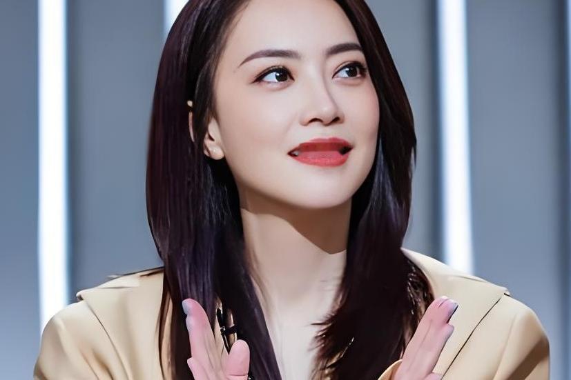 2月10日下午，谢霆锋的经纪人：
霍汶希突然高调发文。
原来她是为祝贺惠英红入围