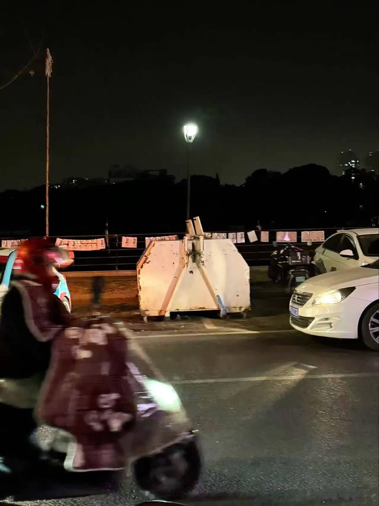 半夜，我们从垃圾堆里紧急救出小猫！！！就在刚刚，我们从垃圾堆里救出来一只小猫！！