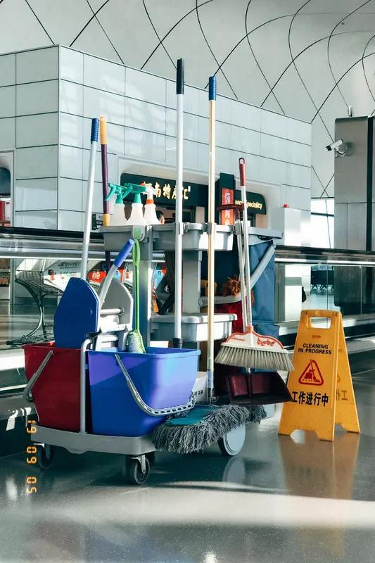 机场保洁员捡手机原地等候归还旅客，这事儿太暖了！在机场那种人来人往的地方，一部手