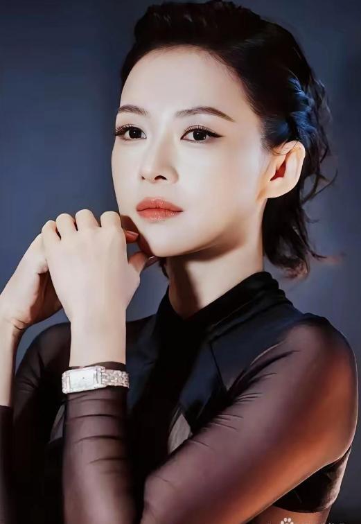 为什么章子怡最近很少拍戏？
原因也简单，不是她没戏约，也不是她演技退步，而是她现