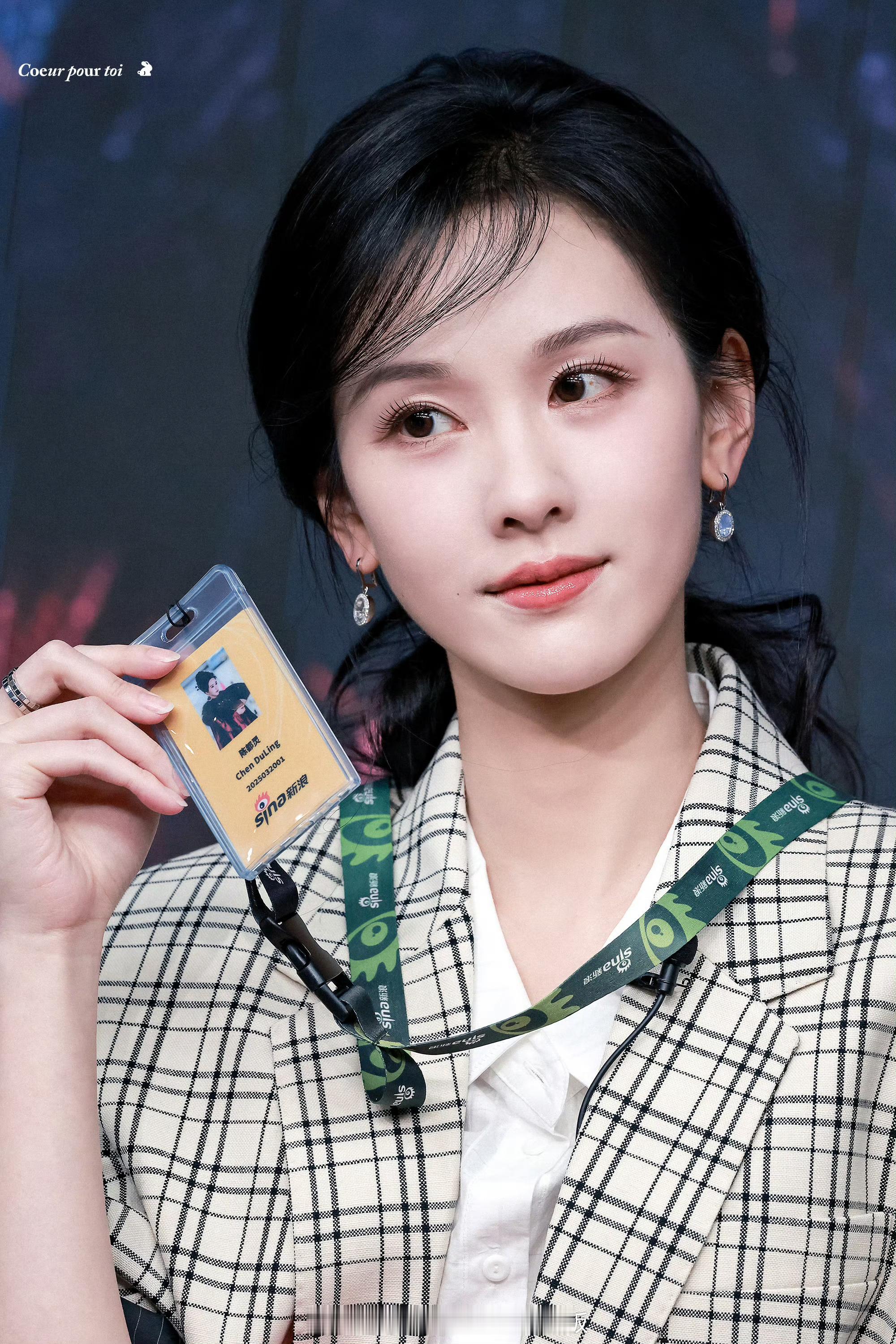 庄寒雁过留痕[举手]陈都灵庄寒雁 萧瑟深冬，群雁南飞，却有孤雁不畏严寒，毅然决然