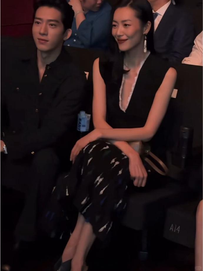 井柏然刘雯秀场同框照美得很美得很！小井哥[期待]香奈儿果然好香hhh ​​​