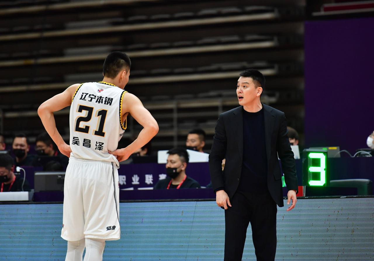 杨鸣拒绝好意！
在解说NBA比赛时，杨鸣谈到自己回归CBA主教练岗位一事！这位主