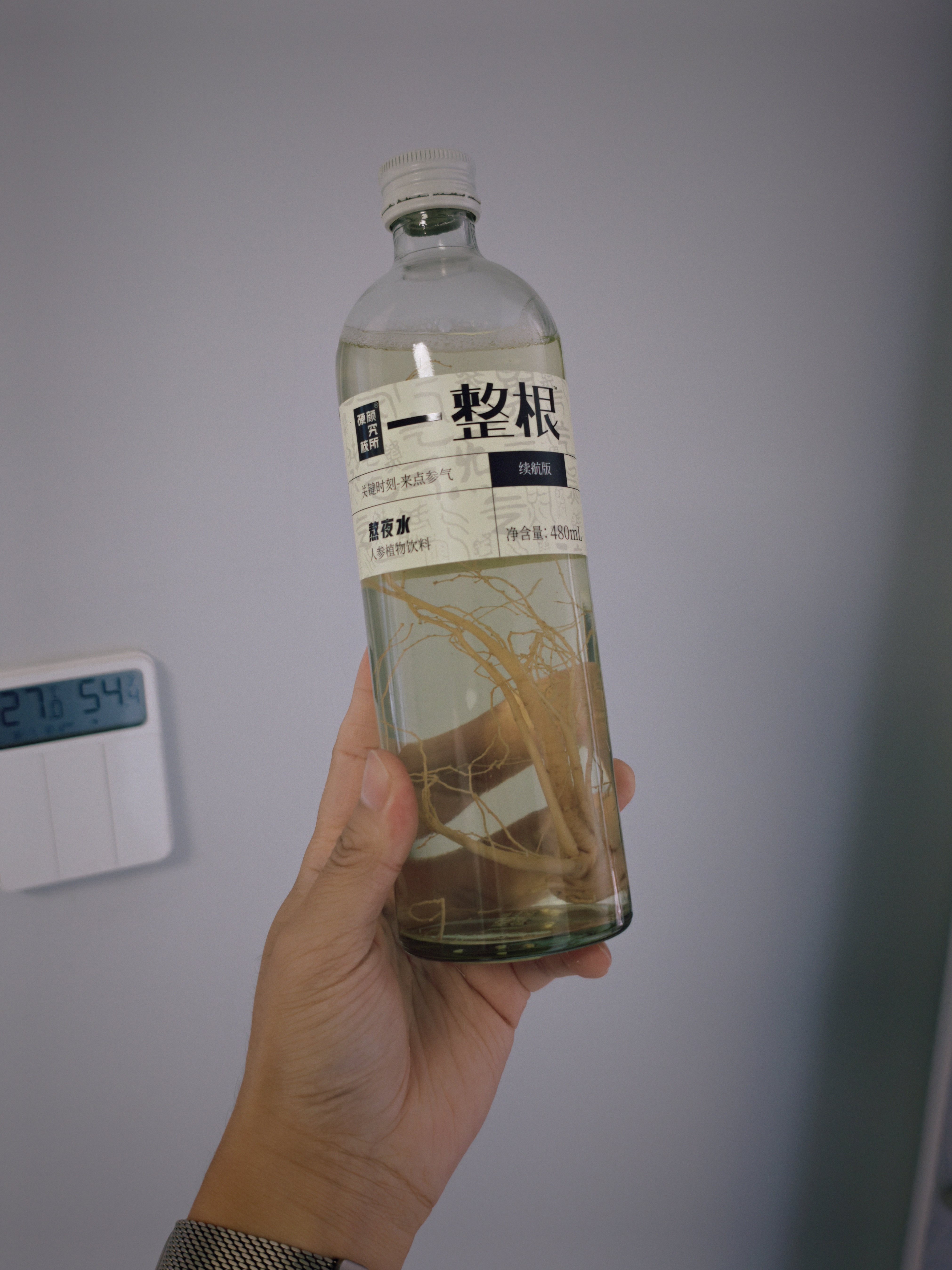 现在饮料都这么野的么一整根人参，这喝完不得上火啊？（味道一般，比蛇草水还难喝） 