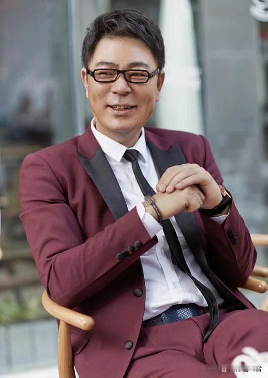 实在太炸裂了，这样一位挺拔硬朗的山东汉子，常常以“好男人”、“萌爸”形象示人的高