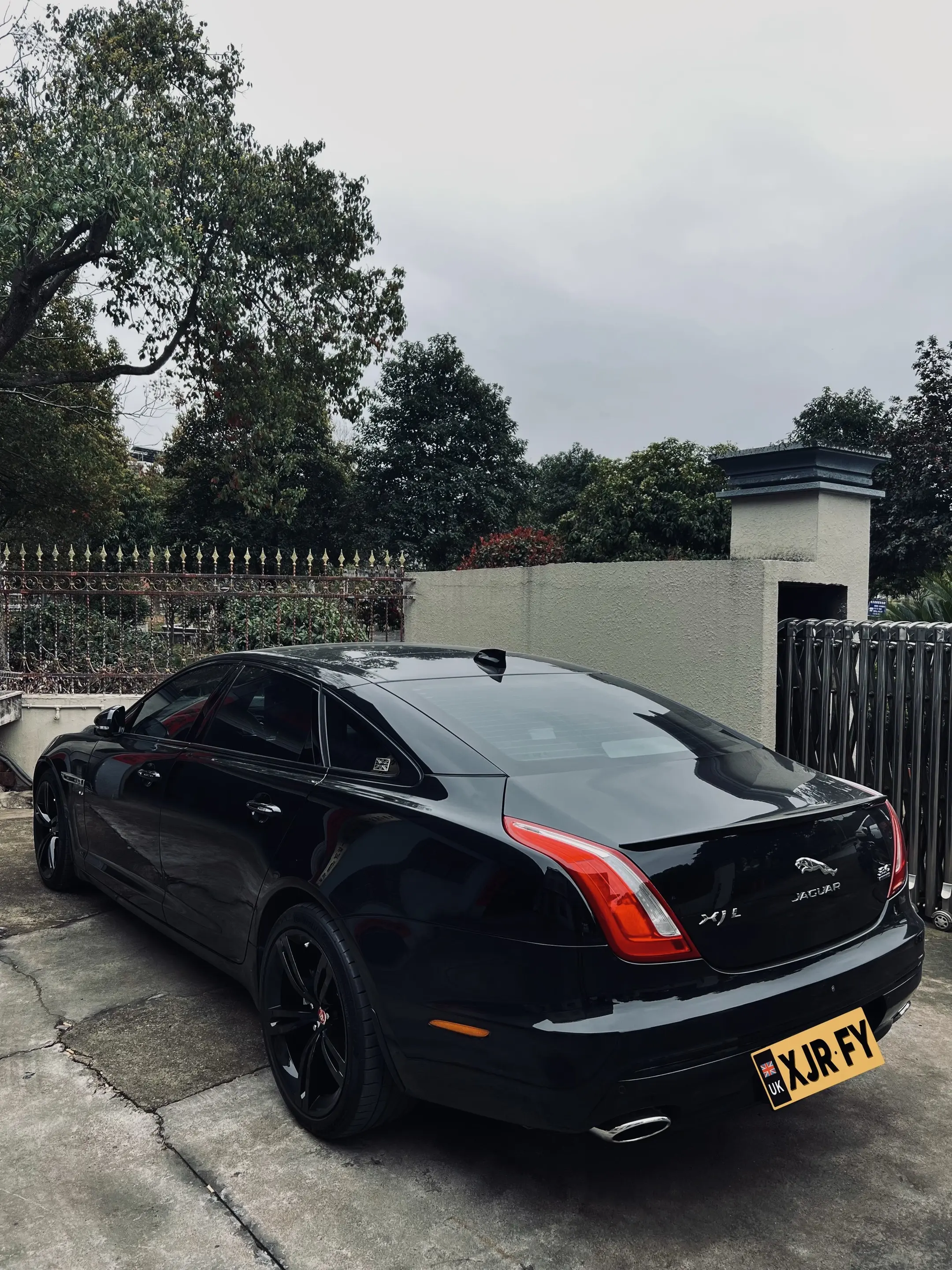 2016年黑色捷豹XJ，，感受车主的养护。车龄虽久，但是车主养护细致...