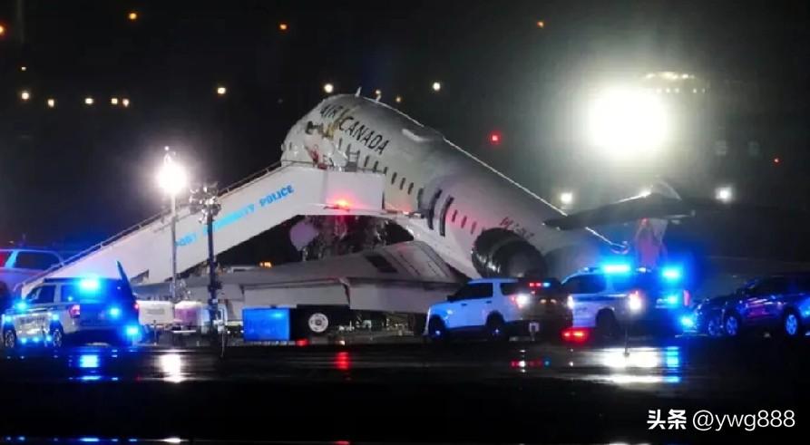 据官方消息，一架加拿大航空公司的客机在纽约拉瓜迪亚机场降落时与一辆消防车相撞，造