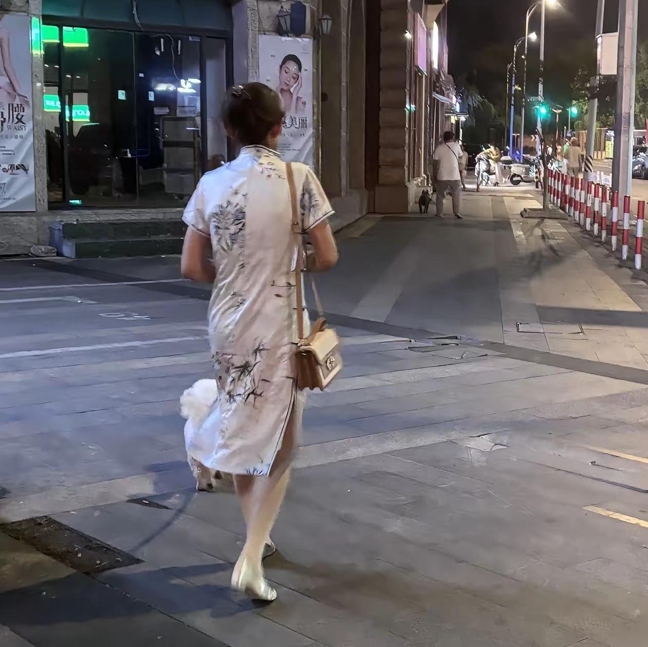 咱小区有位60多岁的大姐，最近可成了大家背后议论的焦点。不是因为做了什么出格的事