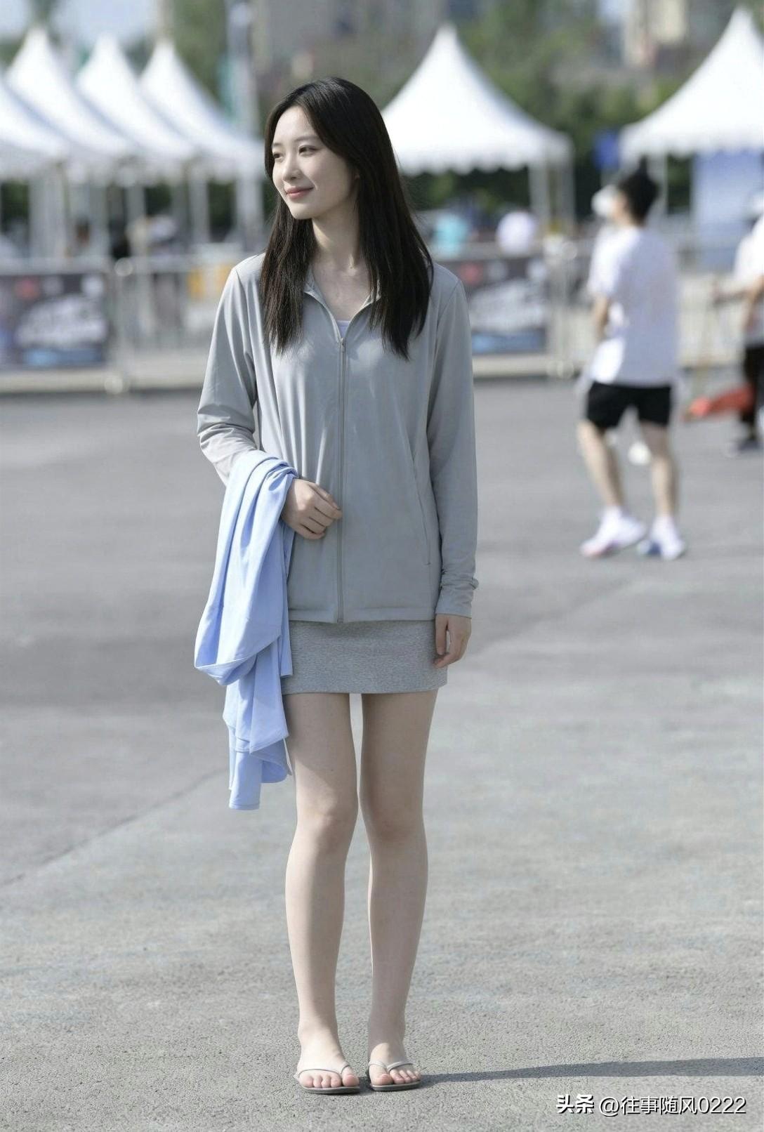 夏日清新穿搭，简约风少女，轻松自在的一天