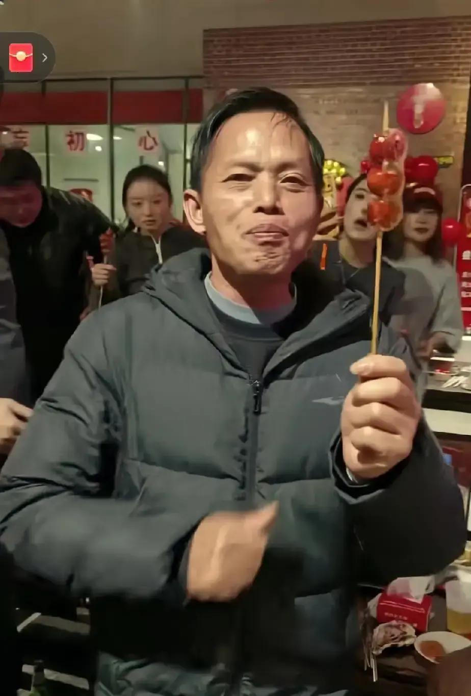 淄博冰糖葫芦摊前，梁志辉爸妈的笑，戳中了多少异地打拼的你？
 
老爸举着串儿啃得