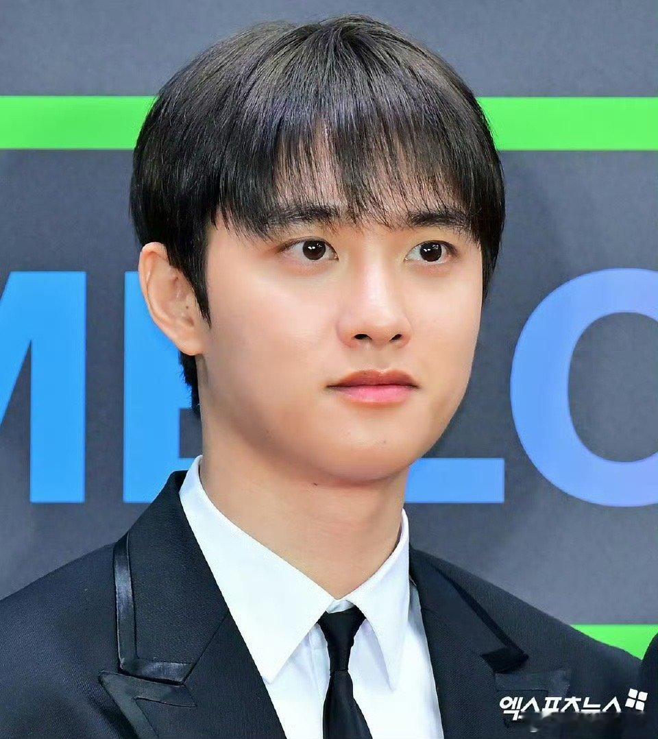 吴世勋肿么了今天的EXO红毯，朴灿烈、吴世勋 都暻秀、金俊勉、金钟仁～ 