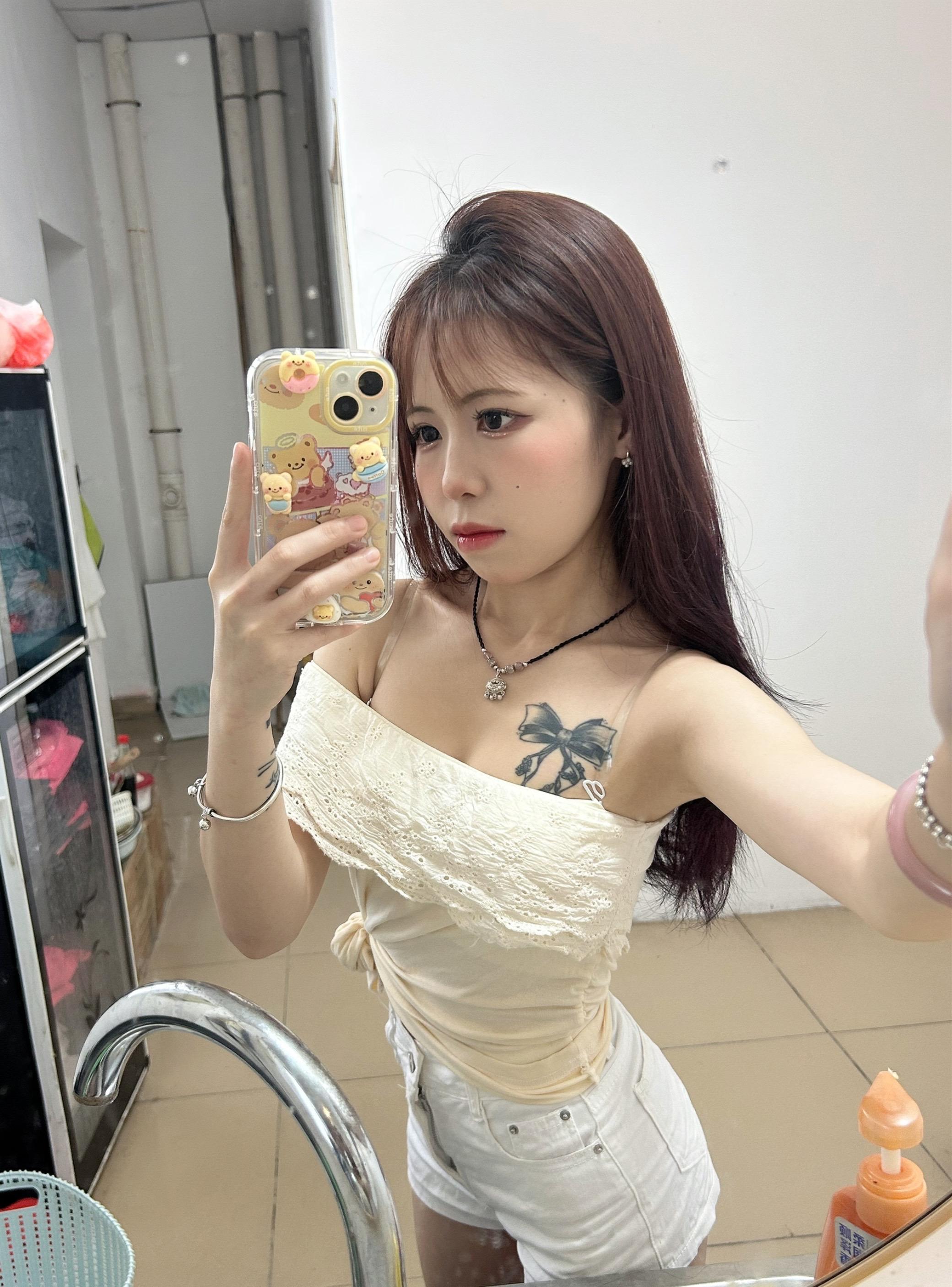 我的心很宽 宽到原谅任何让我难过的人 我的心也不宽 唯独原谅不了总是心软的自己