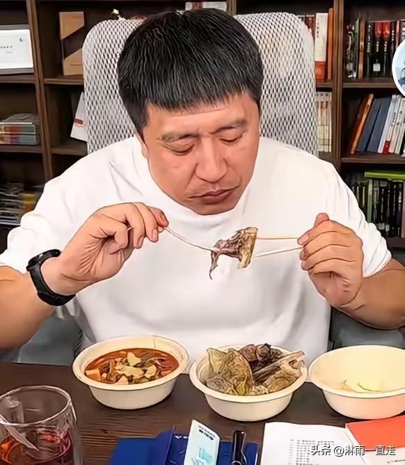 张雪峰的口味太重了吧，直播间都是重油重盐的菜，而且都是外卖塑料盒。众所周知。外卖