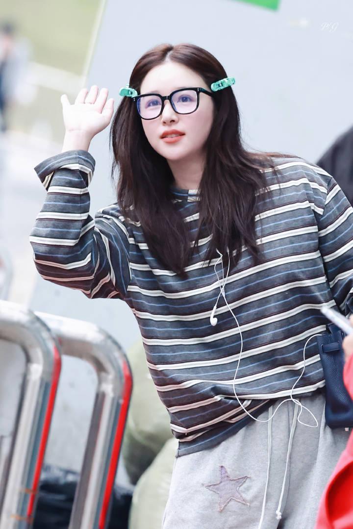 有网友拍到阚清子去录制浪姐路上的视频，视频中阚清子还没化妆素颜出镜，头发随意的往