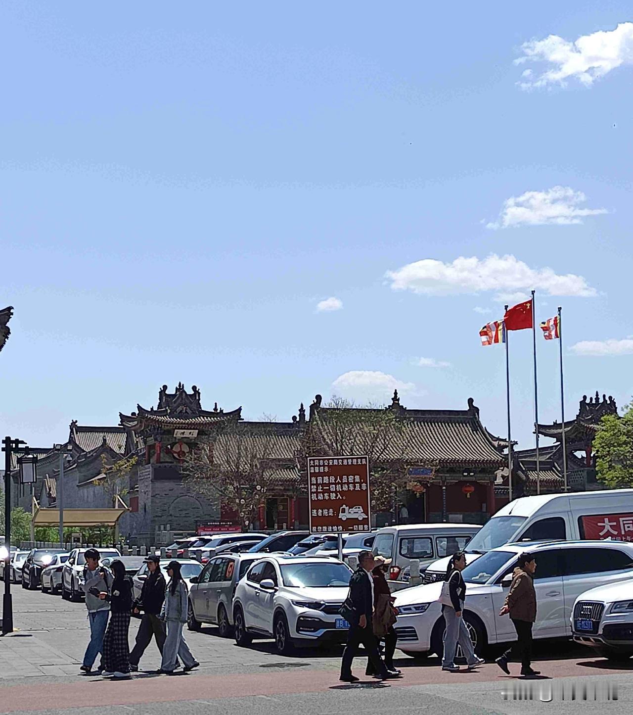 大同古城华严寺的红墙外，是小摊贩集中摆摊的好地方。这里人来人往，生意兴隆。

华