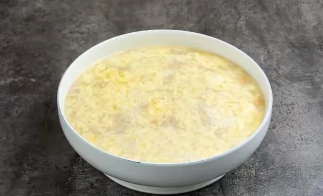 我最近几天的减肥餐
开水冲鸡蛋
​每天早上用水煮鸡蛋一个，再用开水冲鸡蛋一个
