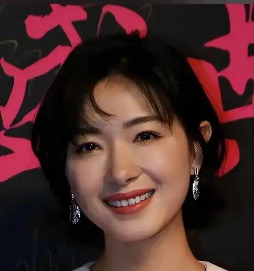 万茜曾遭业内不良导演骚扰打压，女二被换、代言被撤，一度穷困潦倒，却未放弃，苦练演