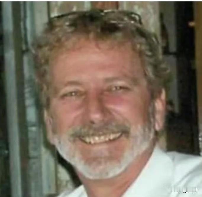 躺枪…2010年，石油行业人士Greg Fleniken在德克萨斯州MCM El